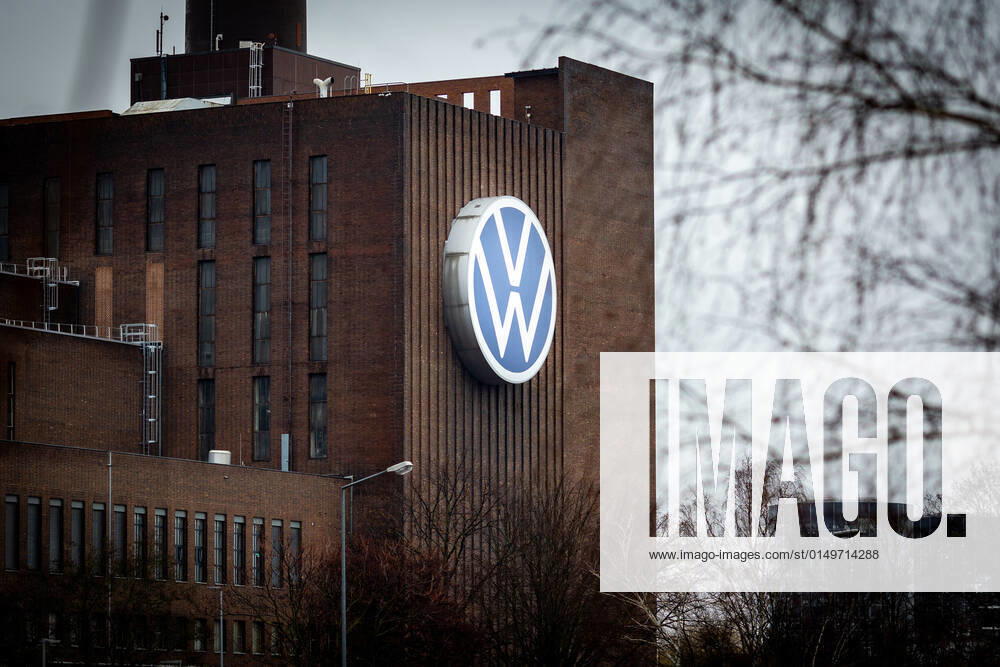 Das Logo des Automobilherstellers Volkswagen (VW) an einem FabrikgebâˆöÂßude in Wolfsburg, 03.02.2022. Wolfsburg Deutschland