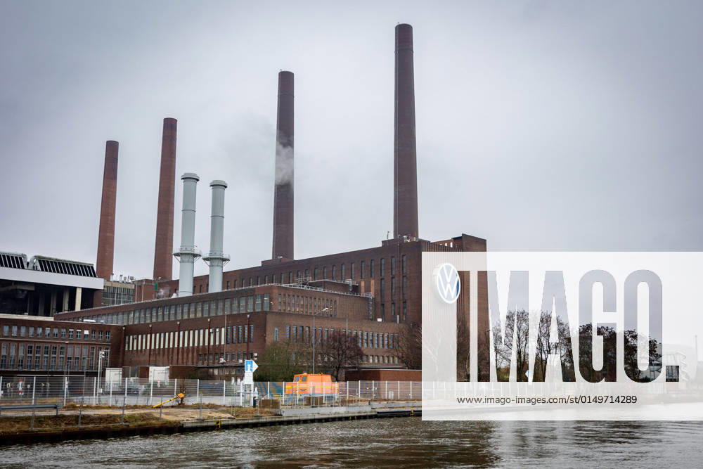 Das Logo des Automobilherstellers Volkswagen (VW) an einem FabrikgebâˆöÂßude in Wolfsburg, 03.02.2022. Wolfsburg Deutschland