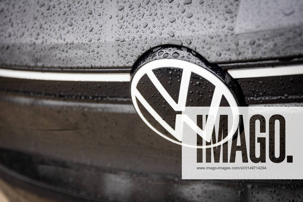 The logo of the car manufacturer Volkswagen VW is on a vehicle at the site of the Autostadt in Wolfsburg, 03 02 2022 Wolfsburg Germany