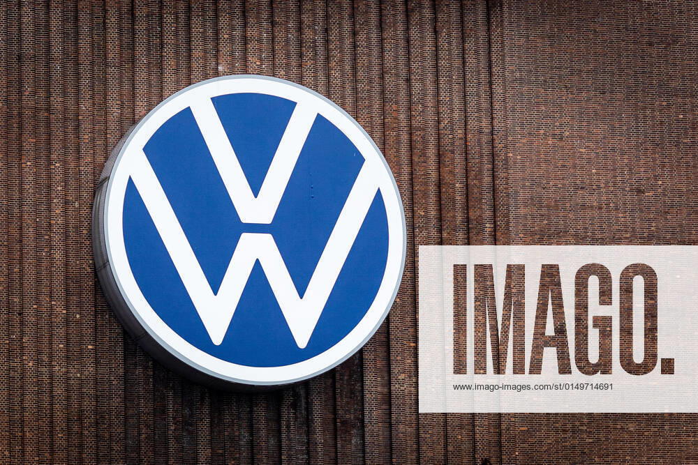 Das Logo des Automobilherstellers Volkswagen (VW) an einem FabrikgebâˆöÂßude in Wolfsburg, 03.02.2022. Wolfsburg Deutschland