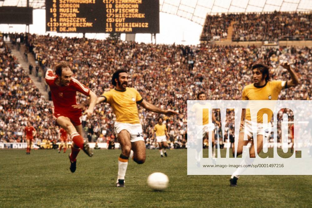Grzegorz Lato (li., Polen) zieht ab, Alfredo Mostarda Filho (Mitte) und Mario Marinho Peres (beide Brasilien) kommen zu spät Fußball WM Herren Weltmeisterschaft 1974, Länderspiel, Nationalmannschaft, Nationalteam, Nationaltrikot, Gruppe Olympiastadion München Dynamik,