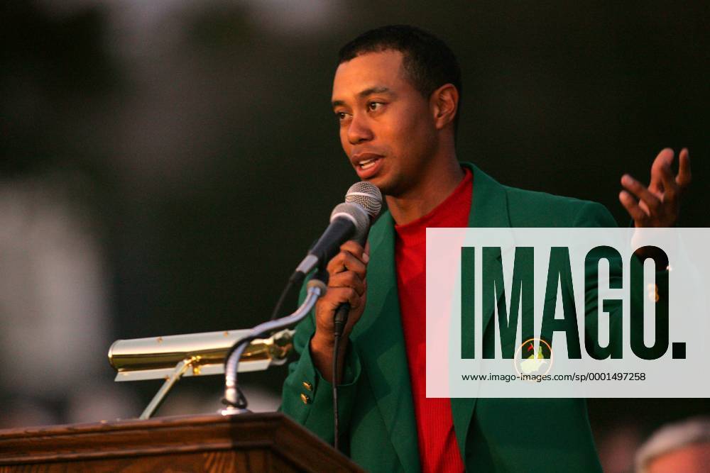 Eldrick Tiger Woods (USA) hält im grünen Jacket des Masterssiegers eine Dankesrede - (Icon5937510) Golf Herren Masters 2005, PGA Tour, Golfen Einzelbild Augusta