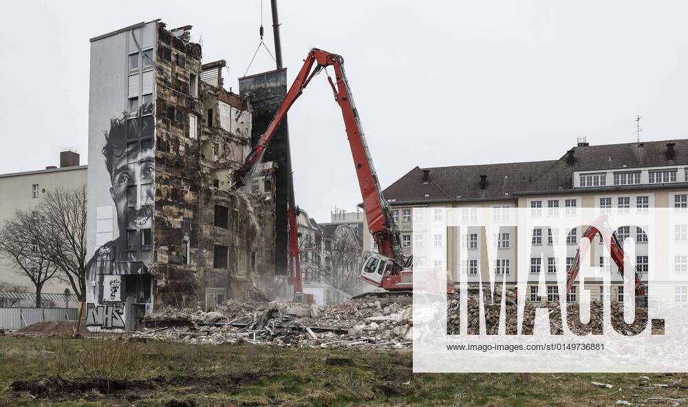 Abbruch Gebauede Berlin, 03 02 2022 An administrative building from the 60s is demolished with a demolition machine in the district of Berlin Schoeneberg Here arises Am Winterfeldt , with 7 buildings, 219 exclusive residential and 8 commercial units Germany
