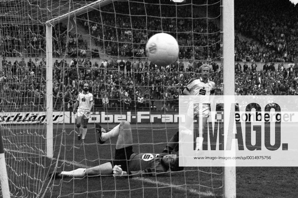 Torwart Gregor Quasten und Holger Brück (beide Hertha BSC Berlin) sehen den Ball knapp am Tor vorbeifliegen