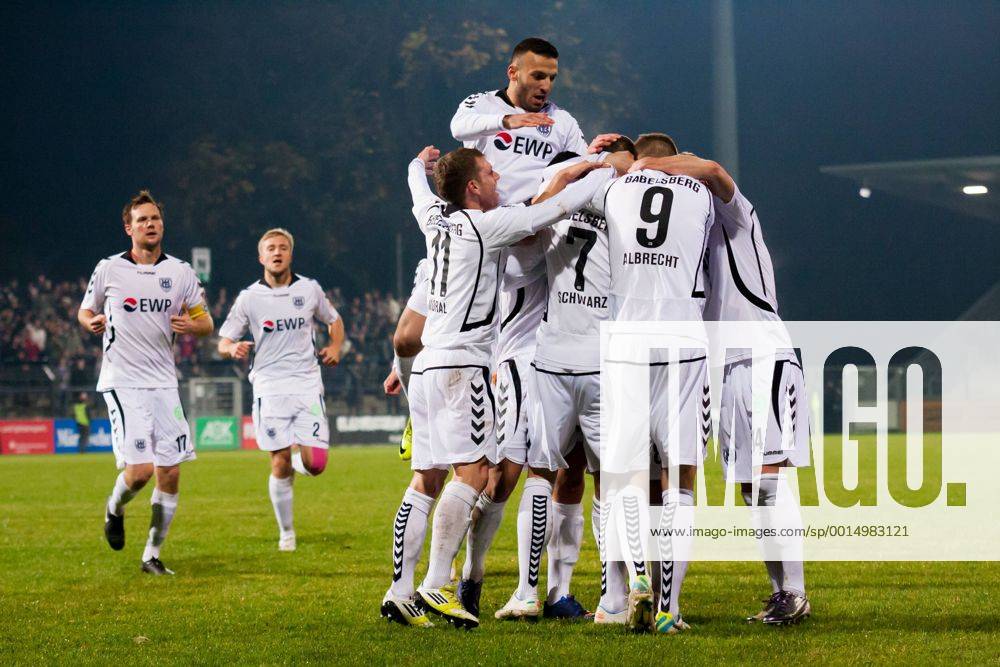 Berlin, Deutschland, 08.11.2013: Fußball Regionalliga 2013 2014 - SV Babelsberg 03 - 1. FC Magdeburg. Tor 1:0. Jubeltraube um Torschütze Torschütze Heiko Schwarz (Babelsberg)