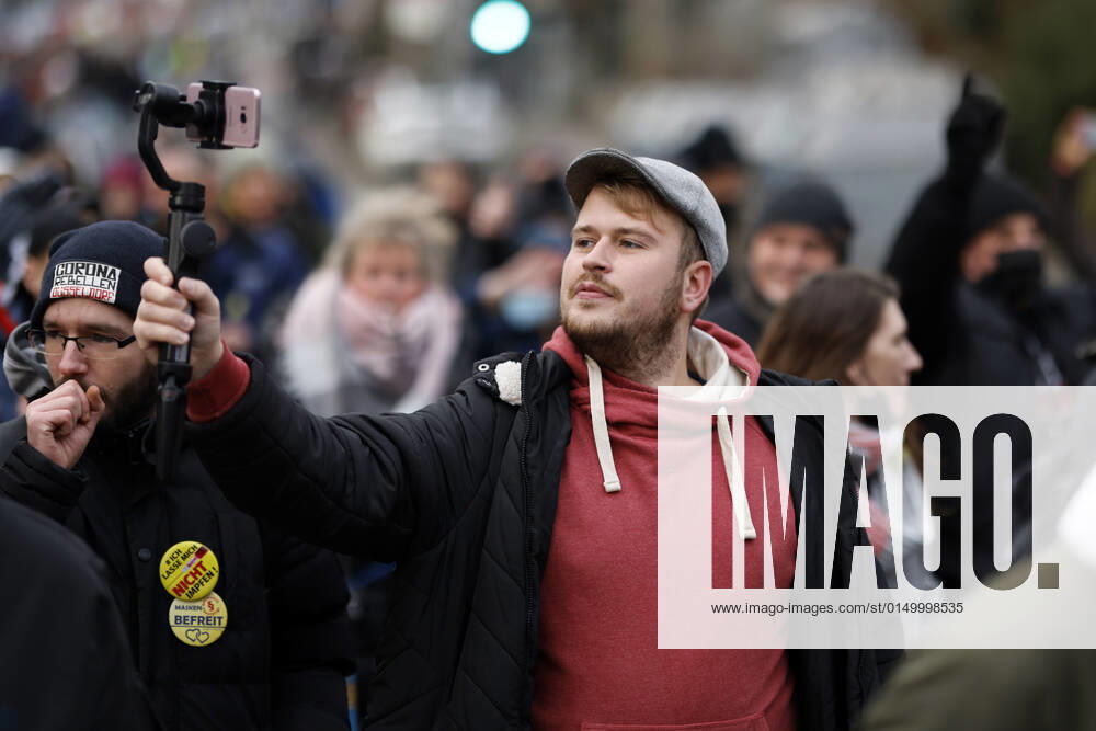 Aktivist Mann (Matthäus Westfal) bei einer angemeldeten Demo unter dem Motto Frieden, Freiheit, Selbstbestimmung - Freie Impfentscheidung . Wieder demonstrierten etwa 10.000 Gegner einer Impfpflicht mit einem Spaziergang gegen die Corona-Maßnahmen der Bundesregierung und für eine individuelle Impfentscheidung, Grundrechte und unversehrte Kinder - darunter auch viele Pflegekräfte, die wegen der Impfpflicht im Gesundheitsbereich ihren Job zu verlieren drohen. Düsseldorf, 05.02.2022 Foto:xC.xFuturexImage