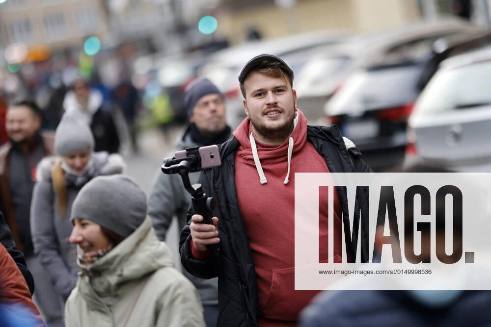 Aktivist Mann (Matthäus Westfal) bei einer angemeldeten Demo unter dem Motto Frieden, Freiheit, Selbstbestimmung - Freie Impfentscheidung . Wieder demonstrierten etwa 10.000 Gegner einer Impfpflicht mit einem Spaziergang gegen die Corona-Maßnahmen der Bundesregierung und für eine individuelle Impfentscheidung, Grundrechte und unversehrte Kinder - darunter auch viele Pflegekräfte, die wegen der Impfpflicht im Gesundheitsbereich ihren Job zu verlieren drohen. Düsseldorf, 05.02.2022 Foto:xC.xFuturexImage