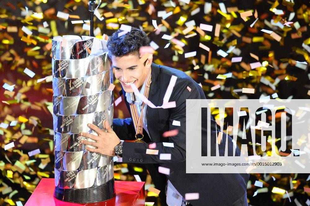 Valencia, SPAIN - Auszeichnungen für die Saison 2013 93 Weltmeister Marc MARQUEZ (SPA) Repsol Honda Team mit der Trophäe