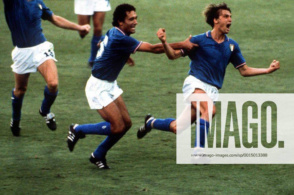 COPYRIGHT COLORSPORT OLYMPIA. FOOTBALL. WORLD CUP FINAL 1982. ITALY 3 WEST GERMANY 1. BERNABEU STADIUM IN MADRID, SPAIN. MARCO TARDELLI CELEBRATES HIS GOAL FOR ITALY WITH CLAUDIO GENTILE. 11 07 1982