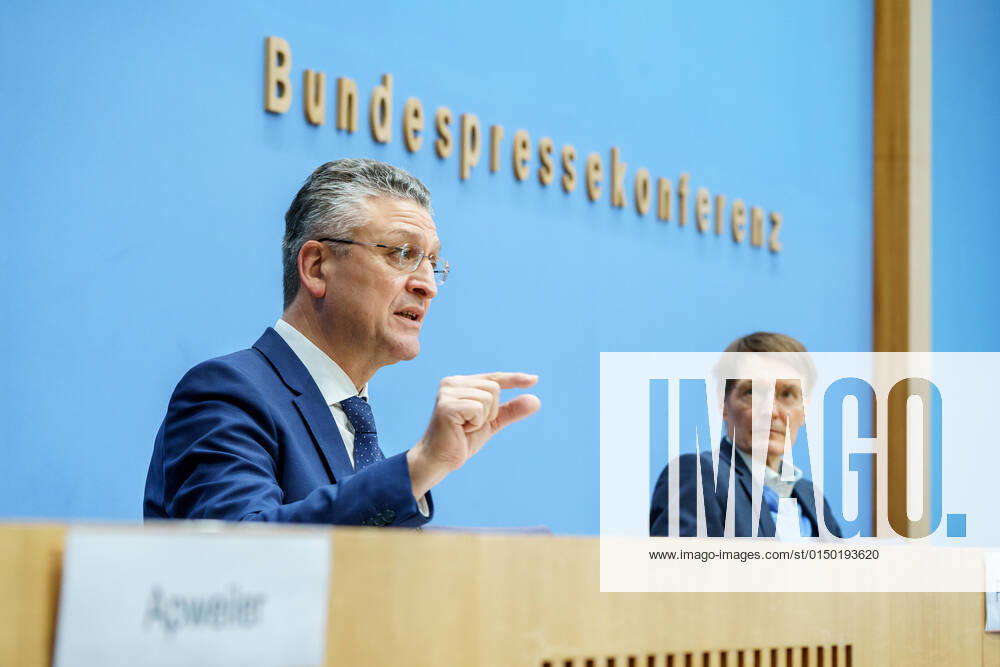 Bundespressekonferenz in Berlin - Aktuelle Corona-Lage und -Maßnahmen - Prof. Dr. Karl Lauterbach, Bundesminister für Gesundheit mit Prof. Dr. Lothar H. Wieler, Präsident Robert Koch-Institut RKI -;Bundespressekonferenz in Berlin - Aktuelle Corona-Lage und -Maßnahmen - Prof. Dr. Karl Lauterbach, Bundesminister für Gesundheit mit Prof. Dr. Lothar H. Wieler, Präsident Robert Koch-Institut RKI -, Berlin Berlin Deutschland Haus der Bundespressekonferenz