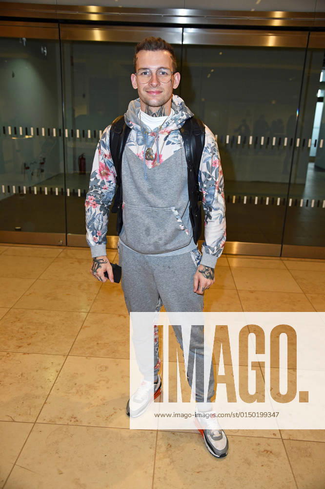 Eric Stehfest bei der Ankunft aus Südafrika zur RTL-Show Ich bin ein Star - holt mich hier raus! (Dschungelcamp) am Flughafen BER am 08.02.2022