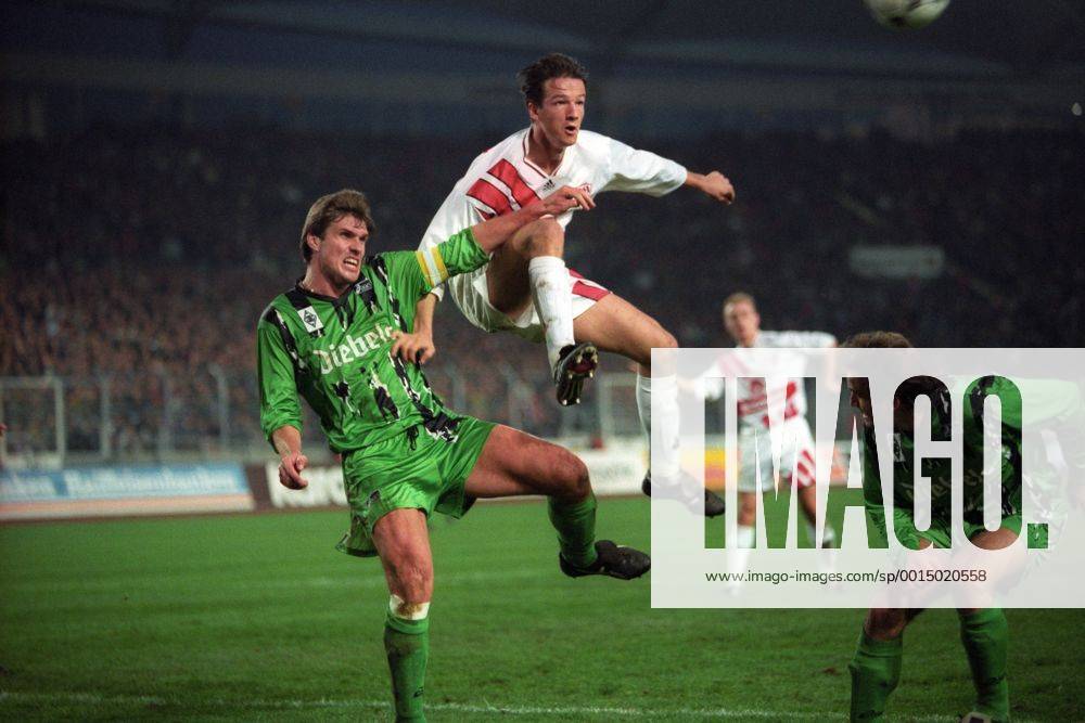 VfB Stuttgart - Borussia Mönchengladbach: Fredi Bobic (mi., Stuttgart) beim Kopfball gegen Michael Klinkert (Gladbach)