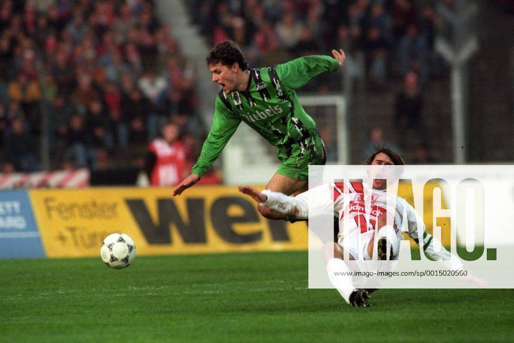 VfB Stuttgart - Borussia Mönchengladbach: Heiko Herrlich (li., Gladbach) gegen Thomas Berthold (Stuttgart)