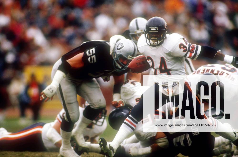 Running Back Walter Payton (Chicago Bears, 34) mit der Pille - (Icon5001872) American Football Herren NFL 1987 1988, Los Angeles Raiders - Chicago Bears 3:6, Vdia Gruppe Los Angeles Dynamik,