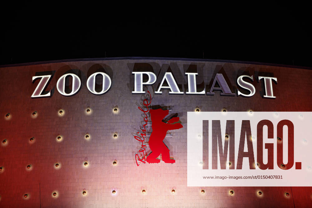 72. Berlinale am Zoo Palast Deutschland, Berlin am 10.02.2022: Das beleuchtete Haus vom Kino Zoo Palast in Charlottenburg mit dem roten Berlinale Bär.