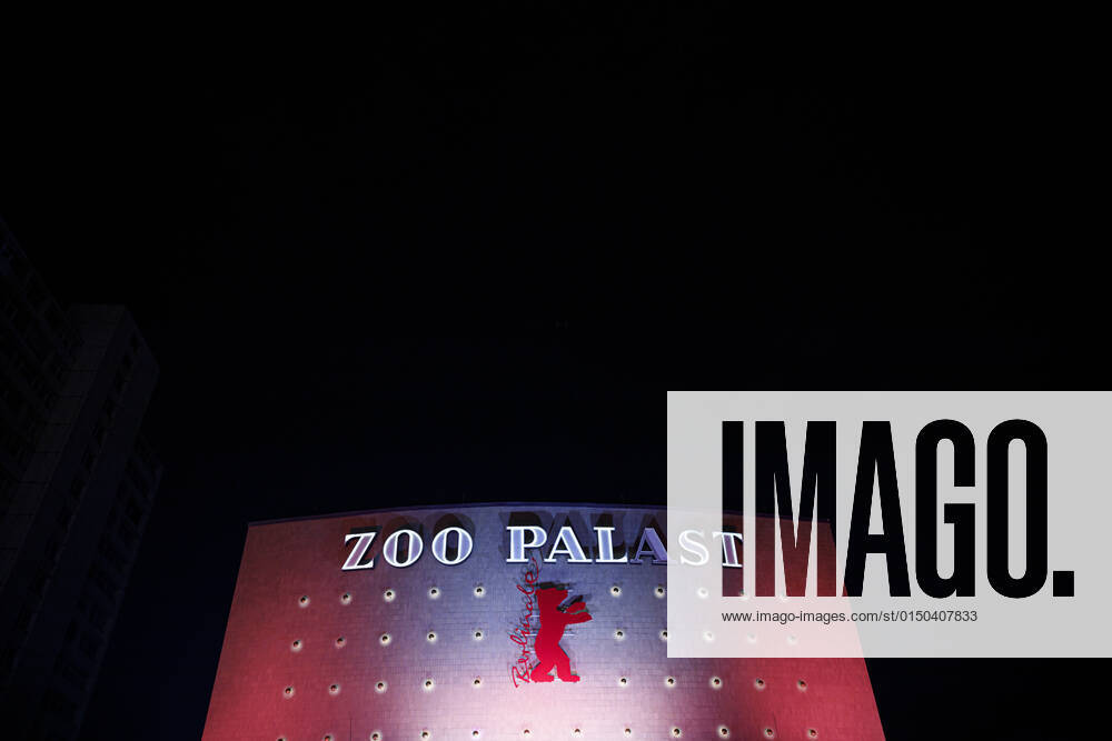72. Berlinale am Zoo Palast Deutschland, Berlin am 10.02.2022: Das beleuchtete Haus vom Kino Zoo Palast in Charlottenburg mit dem roten Berlinale Bär. Platzhalter für Text in den Schwarzen Himmel.