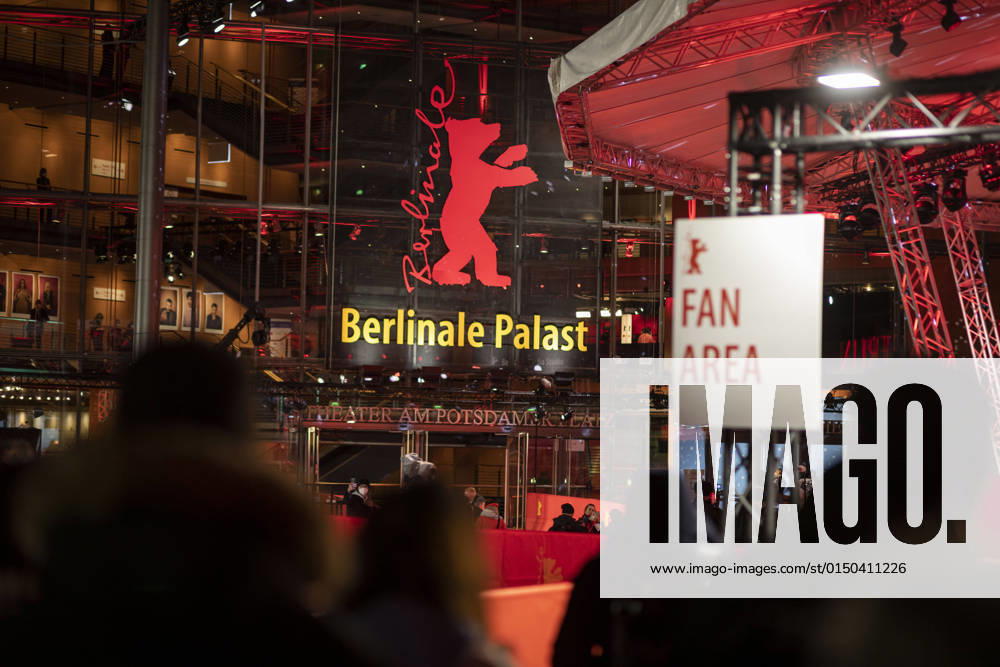 Festivaleröffnung Berlinale 2022, Eröffnung am Abend der Berlinale 2022 72. Internationale Filmfestspiele in Berlin, im Berlinale Palast am Potsdamer Platz. Einige Fans standen am roten Teppich. Berlin Berlin Deutschland