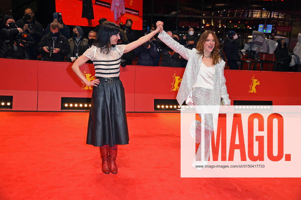 Laure Giappiconi, Anne Ratte-Polle auf dem Roten Teppich bei der Eröffnung der 72. Berlinale (Internationale Filmfestspiele Berlin) im Berlinale Palast am Potsdamer Platz in Berlin am 10.02.2022