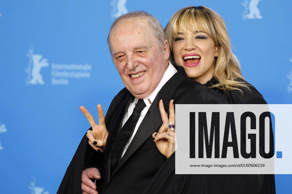 Dario Argento with daughter Asia Argento at the photocall for the feature film Occhiali neri Dark Glasses at the Berlinale 2022 72 Berlin International Film Festival at the Hotel Grand Hyatt Berlin, 11 02 2022 Foto:xD.xBedrosianx xFuturexImage
