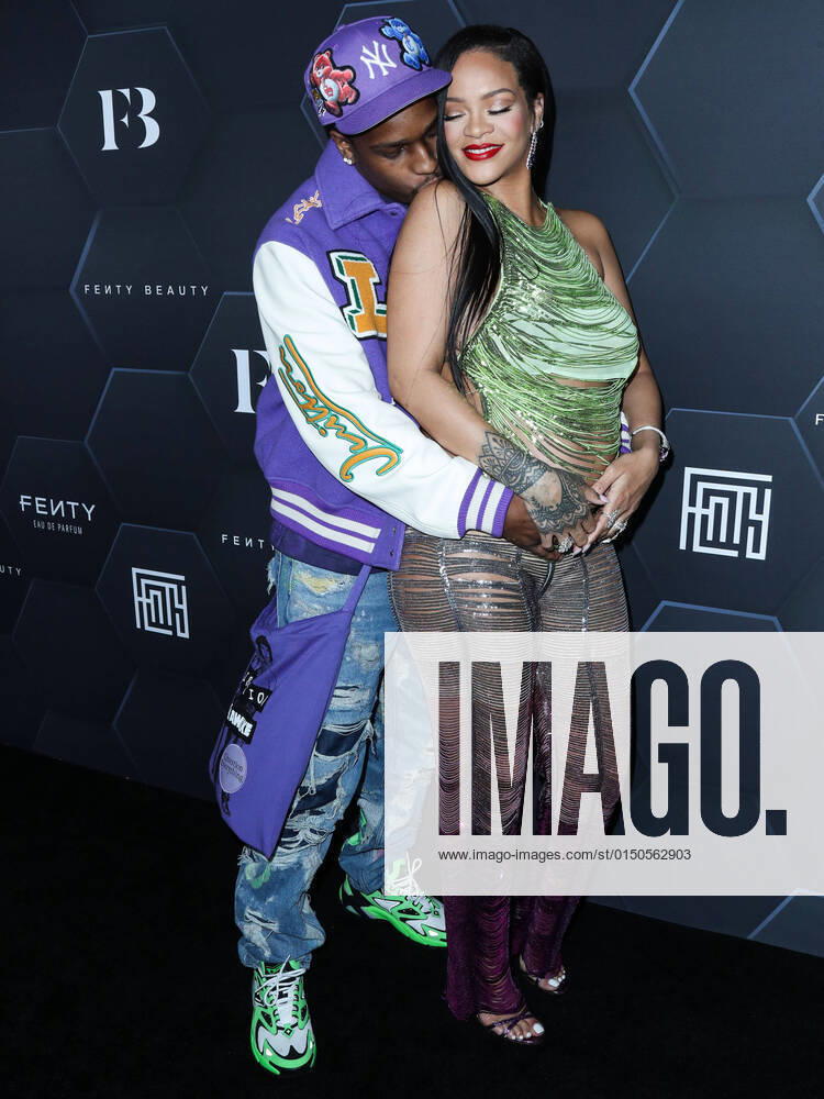 Bilder des Jahres 2022, Entertainment 02 Februar Entertainment Themen der Woche KW06 Fenty Beauty And Fenty Skin Celebration Hosted By Rihanna American rapper A$AP Rocky (ASAP Rocky, Rakim Athelaston Mayers) and pregnant girlfriend Barbadian singer Rihanna (Robyn Rihanna Fenty NH) wearing The Attico arrive at the Fenty Beauty And Fenty Skin Celebration Hosted By Rihanna held at Goya Studios on February 11, 2022 in Hollywood, Los Angeles, California, United States. Goya Studios, Hollywood, Los Angeles, California California United States