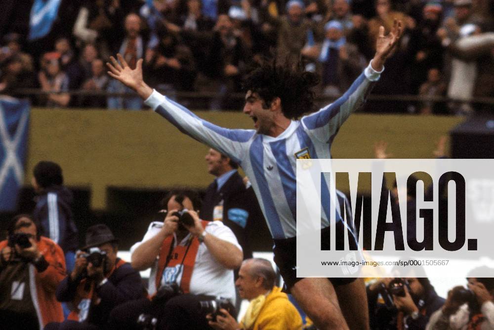 Mario Kempes (Argentinien) - Torjubel Fußball WM Herren Weltmeisterschaft 1978, Nationalmannschaft, Nationalteam, Nationaltrikot, Länderspiel, Endspiel Einzelbild Buenos Aires Dynamik, Begeisterung, Freude,