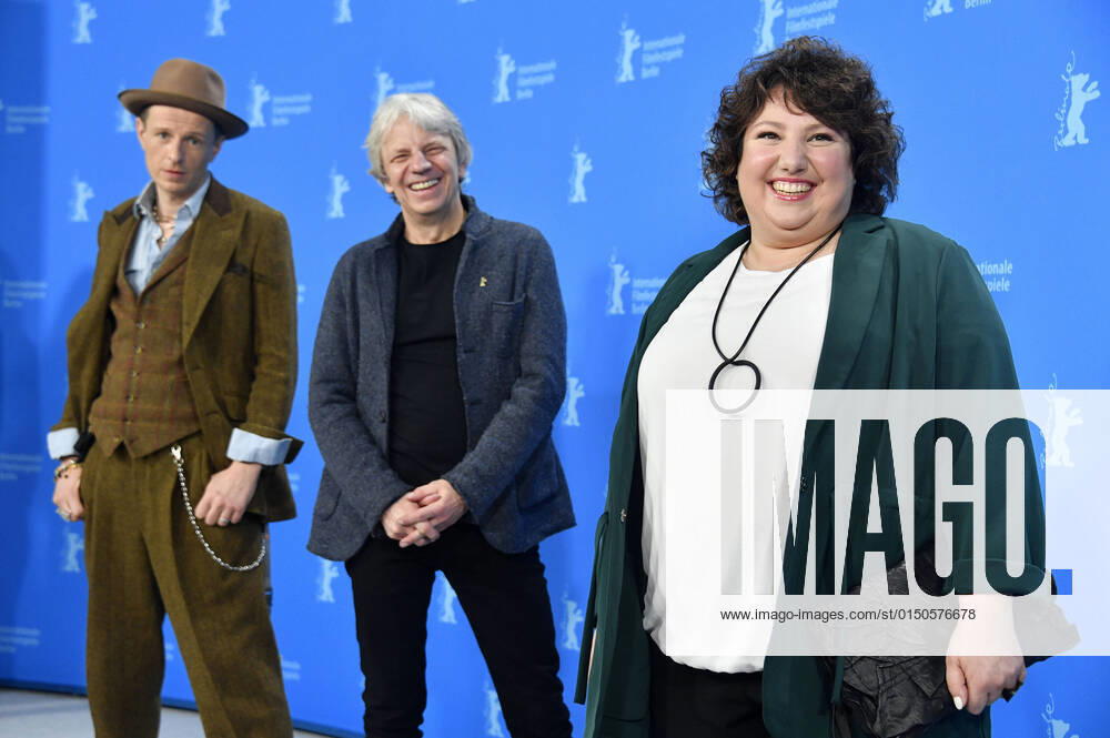 Alexander Scheer, Andreas Dresen and Meltem Kaptan at the photocall for the feature film Rabiye Kurnaz vs George W Bush at the Berlinale 2022 72 Berlin International Film Festival at the Hotel Grand Hyatt Berlin, 12 02 2022 Foto:xN.xKubelkax xFuturexImage