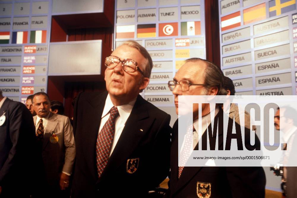 DFB Präsident Hermann Neuberger (li.) und DFB Sekretär Hermann Joch (beide BR Deutschland) im Gespräch nach der Gruppenauslosung für die Weltmeisterschaft 1978 in Argentinien Fußball WM Herren Auslosung 1977 für Weltmeisterschaft 1978, Vorrundenauslosung, Vorrundengruppe, Vorrundengruppen, Gruppe Buenos Aires Skepsis,