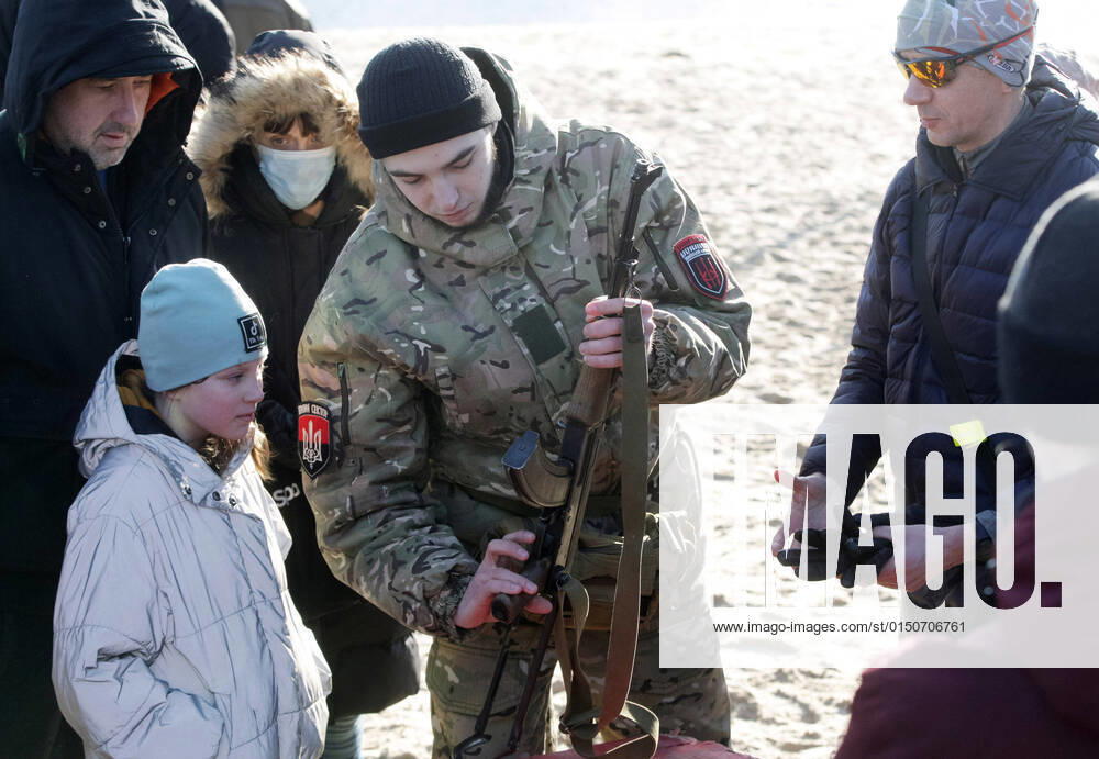 Ukraine Konflikt, Historie February 13, 2022, Kiev, Ukraine: Ukrainians take part in a military training for residents, which was organized by Right Sector far-right activists in Kiev, Ukraine. .Everyone was allowed to take part in the exercises of using of weapons, tactical medicine and safe behavior when detecting explosives. Russia has deployed over 100,000 troops near the Ukrainian border, and the U.S. says Russia may invade any day. Kiev Ukraine - ZUMAs197 20220213_zaa_s197_154