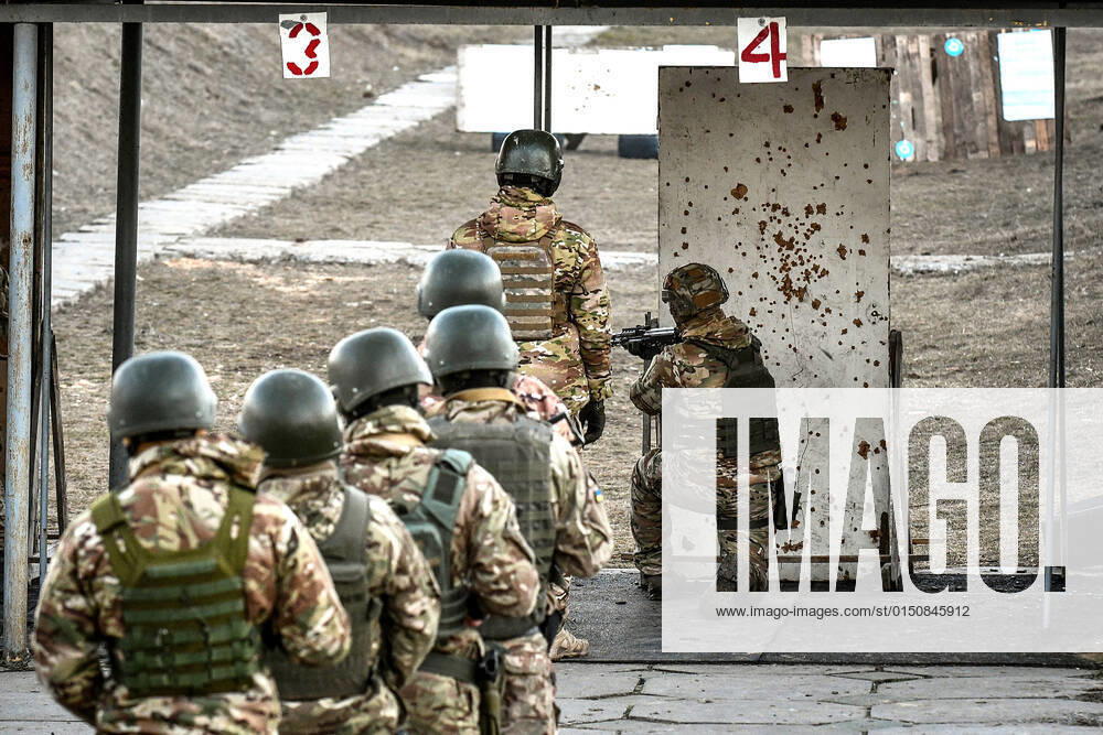 Ukraine Konflikt, Historie ZAPORIZHZHIA REGION, UKRAINE - FEBRUARY 14, 2022 - Soldiers practise at a shooting range at the Military Training Centre set up within 24 hours in Zaporizhzhia Region, southeastern Ukraine. Military Training Centre in Zaporizhzhia Region