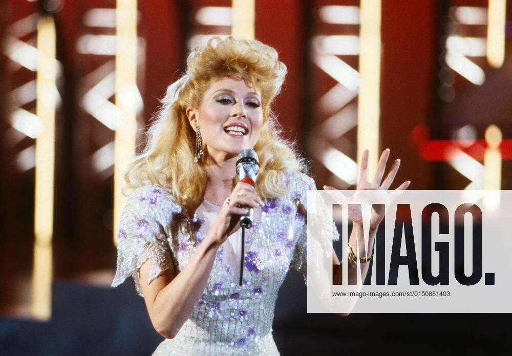 AUDREY LANDERS Audrey Landers, amerikanische Sängerin und Schauspielerin, bei einem Show-Auftritt circa 1989. Audrey Landers, American actress and singer, TV show performance circa 1989., Deutschland