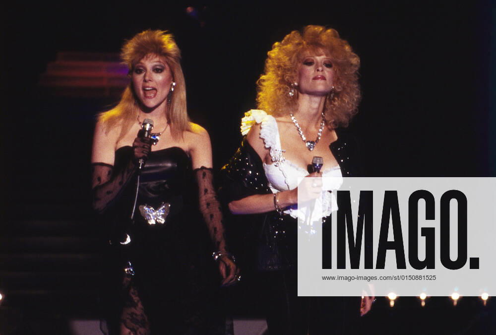 AUDREY LANDERS, JUDY LANDERS Audrey Landers, amerikanische Sängerin und Schauspielerin, bei einem gemeinsamen TV Auftritt mit ihrer Schwester Judy Landers, 1987. The sisters Audrey Landers and Judy Landers American actresses and singers, TV performance 1987., Baden-Baden Deutschland