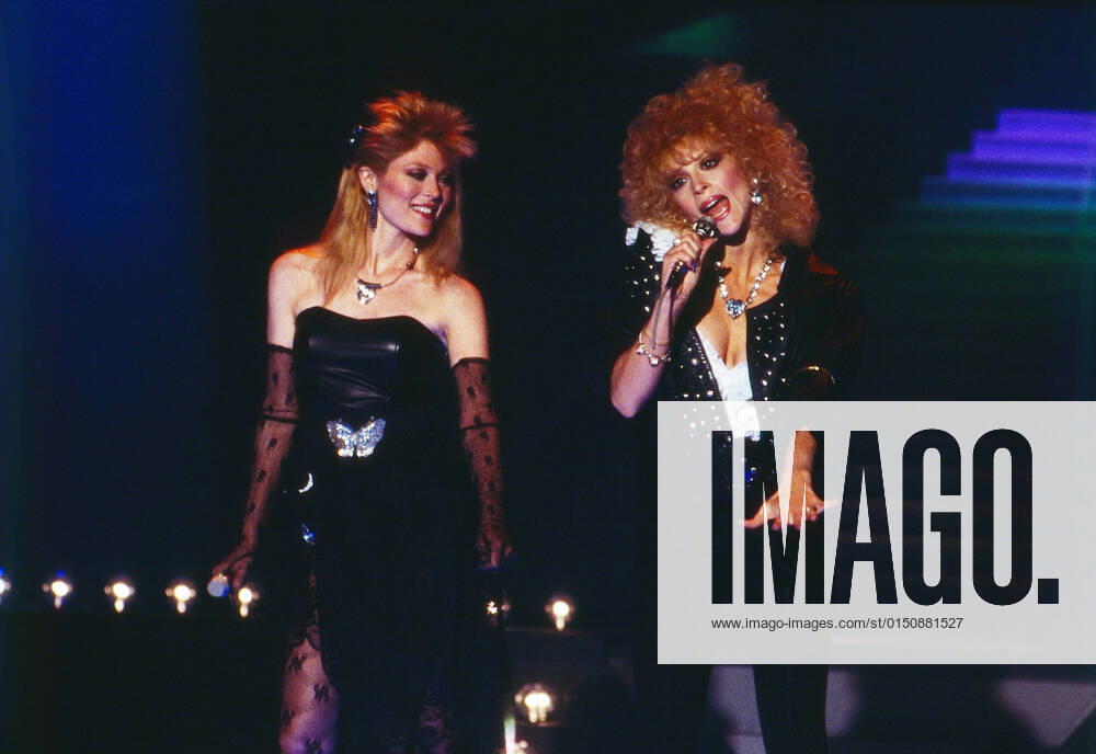 AUDREY LANDERS, JUDY LANDERS Audrey Landers, amerikanische Sängerin und Schauspielerin, bei einem gemeinsamen TV Auftritt mit ihrer Schwester Judy Landers, 1987. The sisters Audrey Landers and Judy Landers American actresses and singers, TV performance 1987., Deutschland