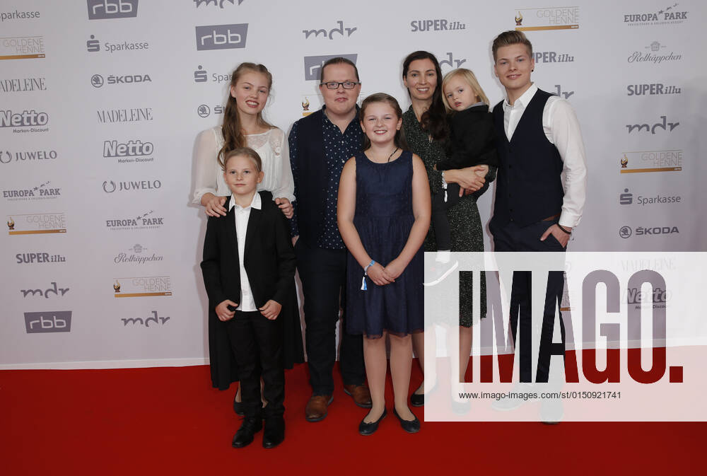 Angelo Kelly with Woman Kira Harms Kelly and the joint Children Gabriel Jerome kelly, Helen Josephine kelly, Mary Emma kelly, Joseph Ewan Gregory Walter kelly, William Emanuel Kelly Golden Hen on 28 September 2018 in the Exhibition Leipzig in Leipzig