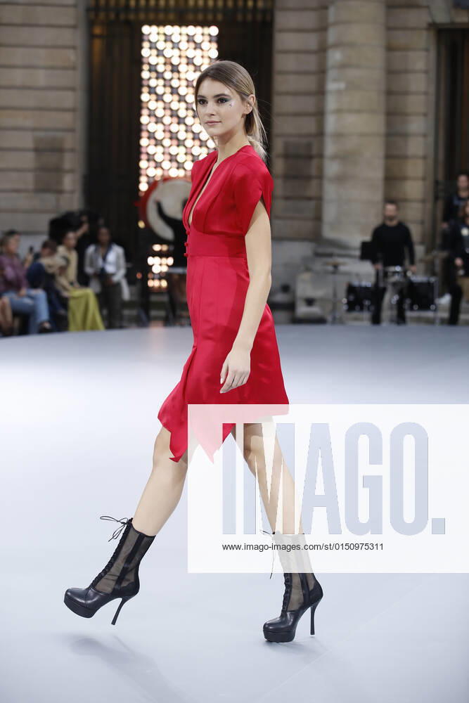 Stefanie Giesinger Le DÃ fil LOrÃ Al Paris LOrÃ Al Fashion show at Frame the Paris Fashion Week on 28 September 2019 at Monnaie de Paris France