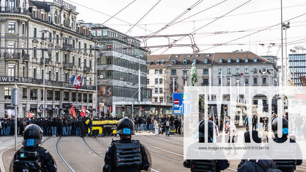 Zürich, Schweiz - 12. Februar 2022: Die linksextreme Antifa hatte für eine Gegendemonstration in Zürich gegen Rechtsextreme aufgerufen. Gekommen sind 2000 meist gewaltbereite, vermummte Personen aus allen Landesteilen der Schweiz. Es kam zu Ausschreitungen mit nicht bezifferbaren Sachschäde, mindestens drei Polizisten wurden verletzt.