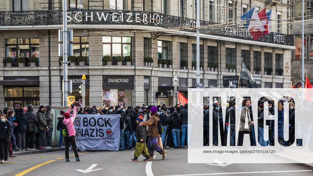 Zürich, Schweiz - 12. Februar 2022: Die linksextreme Antifa hatte für eine Gegendemonstration in Zürich gegen Rechtsextreme aufgerufen. Gekommen sind 2000 meist gewaltbereite, vermummte Personen aus allen Landesteilen der Schweiz. Es kam zu Ausschreitungen mit nicht bezifferbaren Sachschäde, mindestens drei Polizisten wurden verletzt.