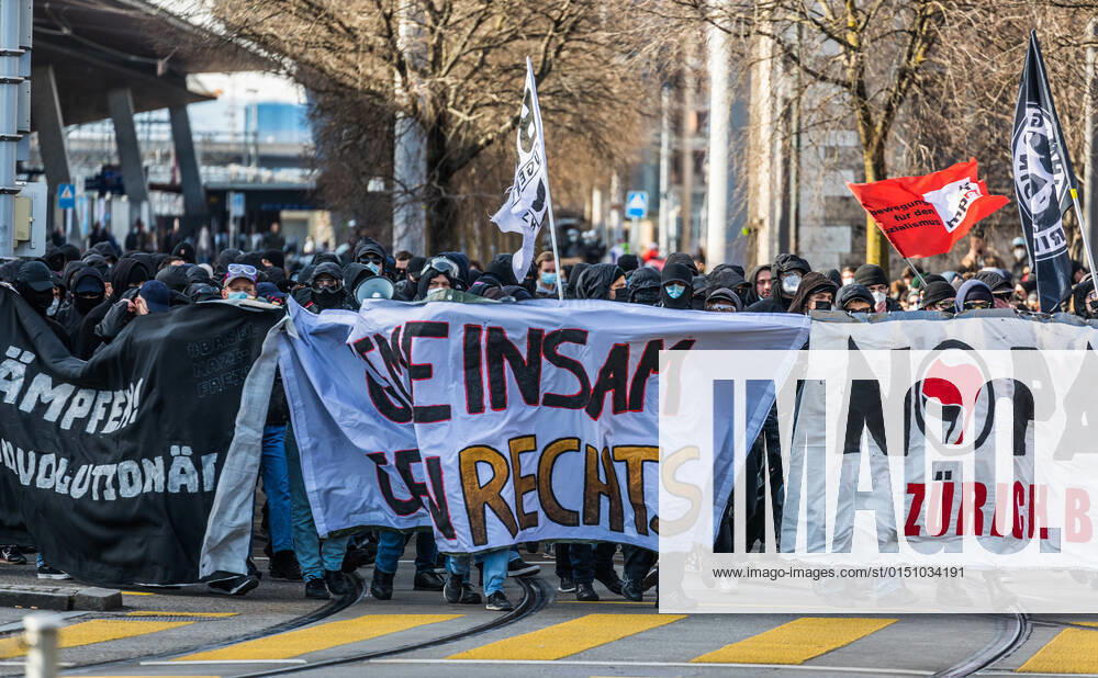 Zürich, Schweiz - 12. Februar 2022: Die linksextreme Antifa hatte für eine Gegendemonstration in Zürich gegen Rechtsextreme aufgerufen. Gekommen sind 2000 meist gewaltbereite, vermummte Personen aus allen Landesteilen der Schweiz. Es kam zu Ausschreitungen mit nicht bezifferbaren Sachschäde, mindestens drei Polizisten wurden verletzt.