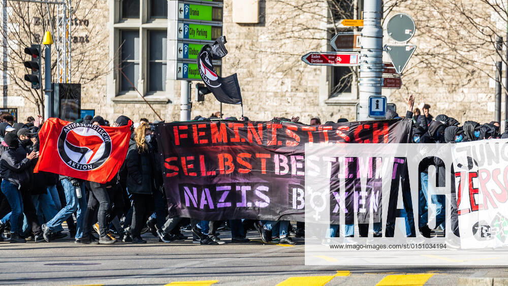 Zürich, Schweiz - 12. Februar 2022: Die linksextreme Antifa hatte für eine Gegendemonstration in Zürich gegen Rechtsextreme aufgerufen. Gekommen sind 2000 meist gewaltbereite, vermummte Personen aus allen Landesteilen der Schweiz. Es kam zu Ausschreitungen mit nicht bezifferbaren Sachschäde, mindestens drei Polizisten wurden verletzt.