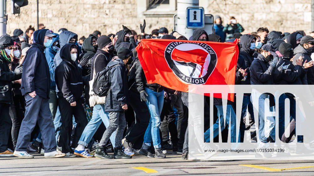 Zürich, Schweiz - 12. Februar 2022: Die linksextreme Antifa hatte für eine Gegendemonstration in Zürich gegen Rechtsextreme aufgerufen. Gekommen sind 2000 meist gewaltbereite, vermummte Personen aus allen Landesteilen der Schweiz. Es kam zu Ausschreitungen mit nicht bezifferbaren Sachschäde, mindestens drei Polizisten wurden verletzt.