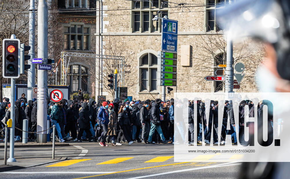 Zürich, Schweiz - 12. Februar 2022: Die linksextreme Antifa hatte für eine Gegendemonstration in Zürich gegen Rechtsextreme aufgerufen. Gekommen sind 2000 meist gewaltbereite, vermummte Personen aus allen Landesteilen der Schweiz. Es kam zu Ausschreitungen mit nicht bezifferbaren Sachschäde, mindestens drei Polizisten wurden verletzt.