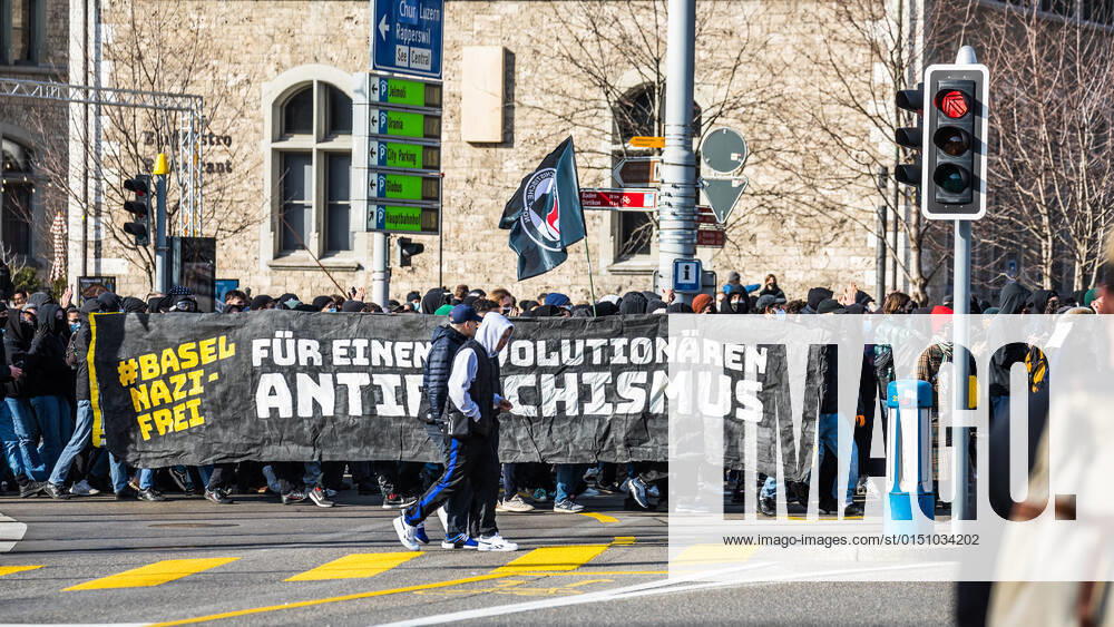 Zürich, Schweiz - 12. Februar 2022: Die linksextreme Antifa hatte für eine Gegendemonstration in Zürich gegen Rechtsextreme aufgerufen. Gekommen sind 2000 meist gewaltbereite, vermummte Personen aus allen Landesteilen der Schweiz. Es kam zu Ausschreitungen mit nicht bezifferbaren Sachschäde, mindestens drei Polizisten wurden verletzt.