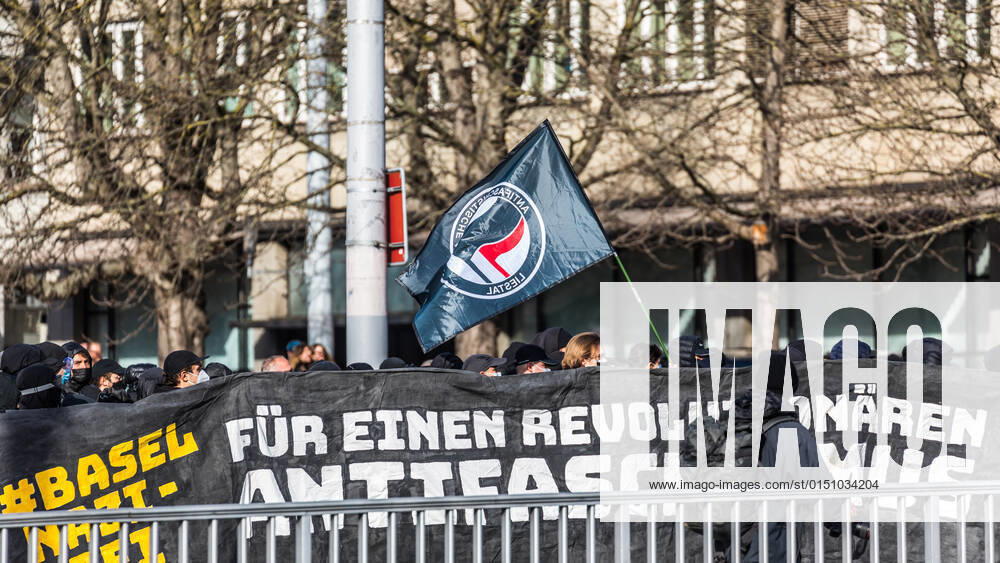 Zürich, Schweiz - 12. Februar 2022: Die linksextreme Antifa hatte für eine Gegendemonstration in Zürich gegen Rechtsextreme aufgerufen. Gekommen sind 2000 meist gewaltbereite, vermummte Personen aus allen Landesteilen der Schweiz. Es kam zu Ausschreitungen mit nicht bezifferbaren Sachschäde, mindestens drei Polizisten wurden verletzt.