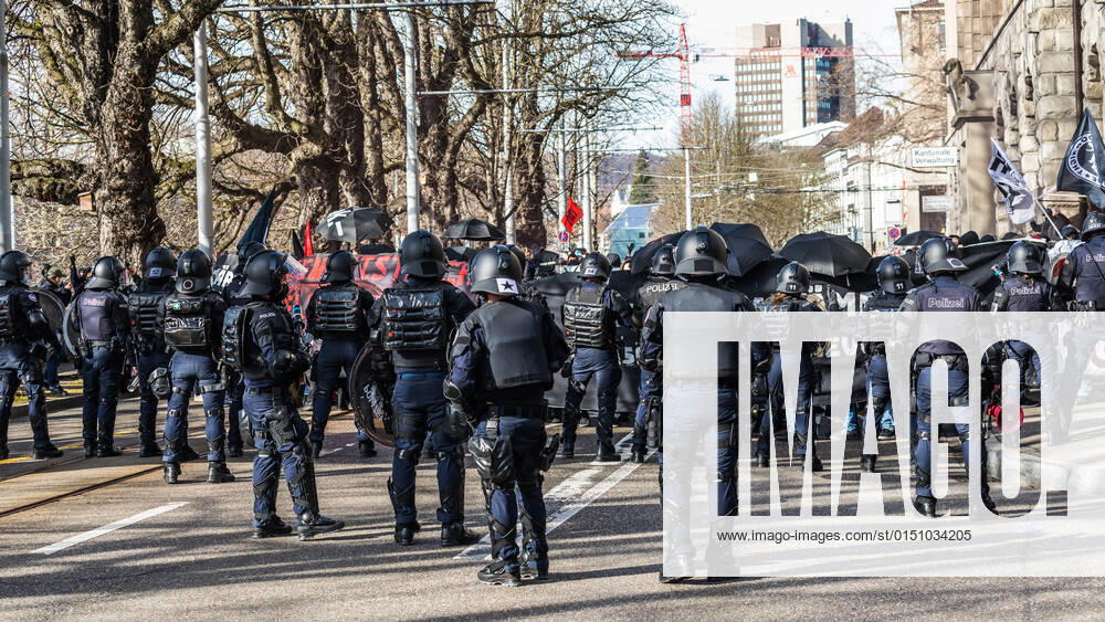 Zürich, Schweiz - 12. Februar 2022: Die linksextreme Antifa hatte für eine Gegendemonstration in Zürich gegen Rechtsextreme aufgerufen. Gekommen sind 2000 meist gewaltbereite, vermummte Personen aus allen Landesteilen der Schweiz. Es kam zu Ausschreitungen mit nicht bezifferbaren Sachschäde, mindestens drei Polizisten wurden verletzt.