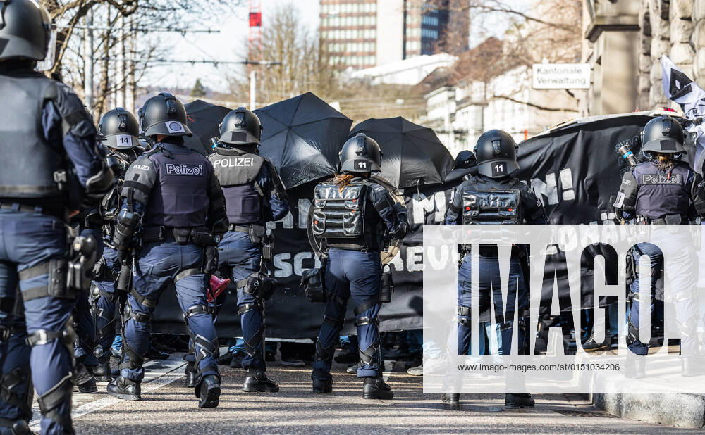 Zürich, Schweiz - 12. Februar 2022: Die linksextreme Antifa hatte für eine Gegendemonstration in Zürich gegen Rechtsextreme aufgerufen. Gekommen sind 2000 meist gewaltbereite, vermummte Personen aus allen Landesteilen der Schweiz. Es kam zu Ausschreitungen mit nicht bezifferbaren Sachschäde, mindestens drei Polizisten wurden verletzt.