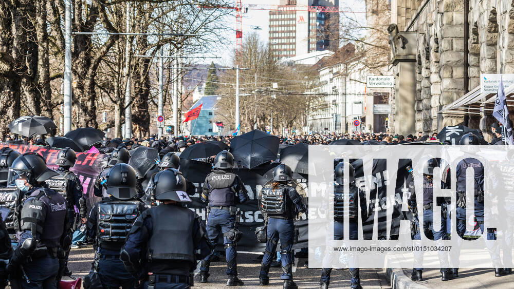 Zürich, Schweiz - 12. Februar 2022: Die linksextreme Antifa hatte für eine Gegendemonstration in Zürich gegen Rechtsextreme aufgerufen. Gekommen sind 2000 meist gewaltbereite, vermummte Personen aus allen Landesteilen der Schweiz. Es kam zu Ausschreitungen mit nicht bezifferbaren Sachschäde, mindestens drei Polizisten wurden verletzt.