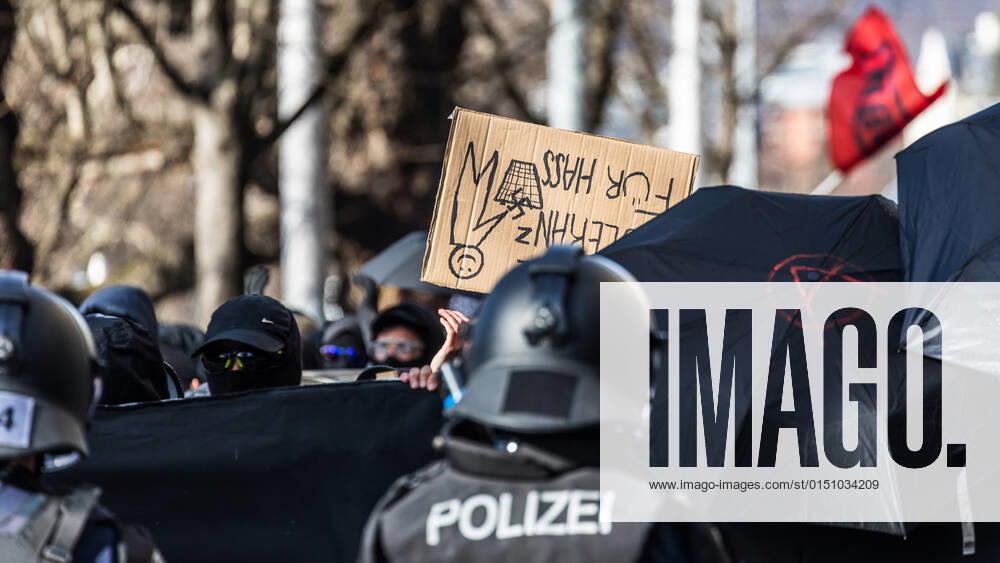 Zürich, Schweiz - 12. Februar 2022: Die linksextreme Antifa hatte für eine Gegendemonstration in Zürich gegen Rechtsextreme aufgerufen. Gekommen sind 2000 meist gewaltbereite, vermummte Personen aus allen Landesteilen der Schweiz. Es kam zu Ausschreitungen mit nicht bezifferbaren Sachschäde, mindestens drei Polizisten wurden verletzt.