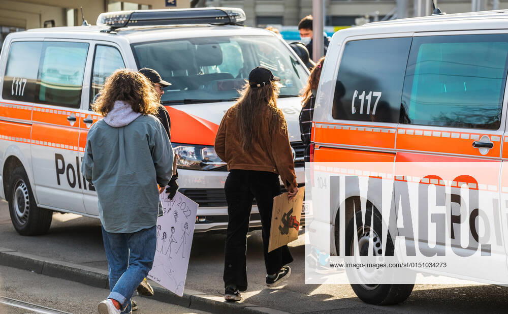 Zürich, Schweiz - 12. Februar 2022: Die linksextreme Antifa hatte für eine Gegendemonstration in Zürich gegen Rechtsextreme aufgerufen. Gekommen sind 2000 meist gewaltbereite, vermummte Personen aus allen Landesteilen der Schweiz. Es kam zu Ausschreitungen mit nicht bezifferbaren Sachschäde, mindestens drei Polizisten wurden verletzt.