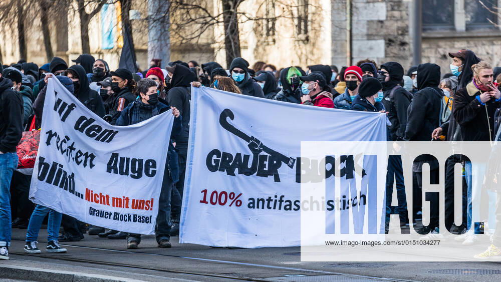 Zürich, Schweiz - 12. Februar 2022: Die linksextreme Antifa hatte für eine Gegendemonstration in Zürich gegen Rechtsextreme aufgerufen. Gekommen sind 2000 meist gewaltbereite, vermummte Personen aus allen Landesteilen der Schweiz. Es kam zu Ausschreitungen mit nicht bezifferbaren Sachschäde, mindestens drei Polizisten wurden verletzt.