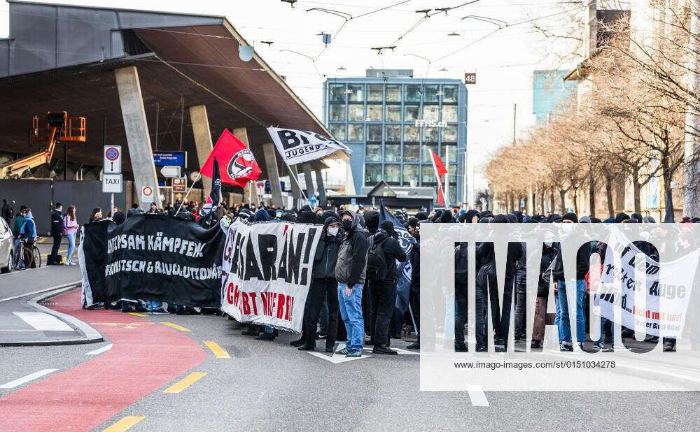 Zürich, Schweiz - 12. Februar 2022: Die linksextreme Antifa hatte für eine Gegendemonstration in Zürich gegen Rechtsextreme aufgerufen. Gekommen sind 2000 meist gewaltbereite, vermummte Personen aus allen Landesteilen der Schweiz. Es kam zu Ausschreitungen mit nicht bezifferbaren Sachschäde, mindestens drei Polizisten wurden verletzt.