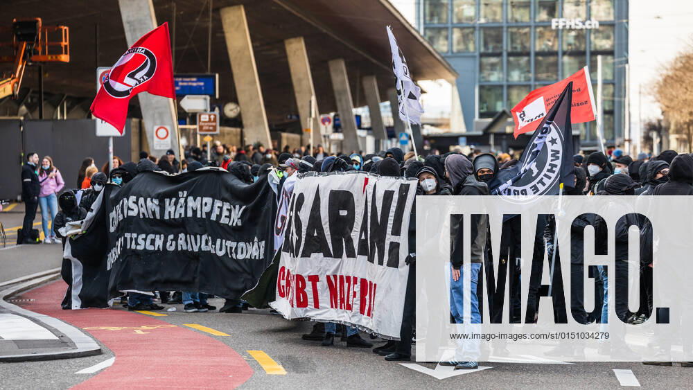 Zürich, Schweiz - 12. Februar 2022: Die linksextreme Antifa hatte für eine Gegendemonstration in Zürich gegen Rechtsextreme aufgerufen. Gekommen sind 2000 meist gewaltbereite, vermummte Personen aus allen Landesteilen der Schweiz. Es kam zu Ausschreitungen mit nicht bezifferbaren Sachschäde, mindestens drei Polizisten wurden verletzt.